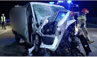 Wypadek na autostradzie A1: Po zderzeniu busa dwie kobiety, w tym 14-latka poszkodowane. Jedna z ofiar była uwalniana z wraku pojazdu