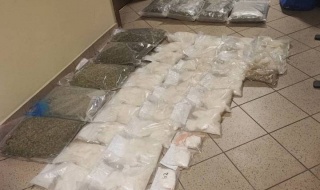 3 miliony w proszku, tytoniu i "ziołach"! Wielka akcja policji – w dwóch powiatach Łódzkiego. 5 osób zatrzymanych! [Wideo, foto]