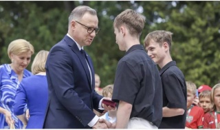 Bracia z gminy Kluki odznaczeni przez Prezydenta RP. Medal za Ofiarność i Odwagę za bohaterski czyn na DK 74 [Foto]