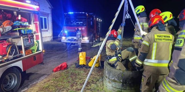 Ze studni wydobyto ciało mężczyzny. Dramatyczna akcja służb w gminie Wartkowice