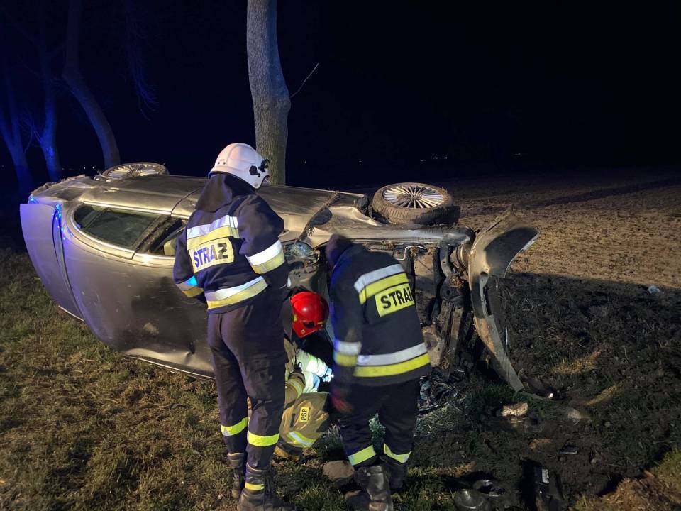 Poważny wypadek na drodze Łęczyca - Piątek. Rozbite auto, kierowcą pijany 16-latek bez prawa jazdy