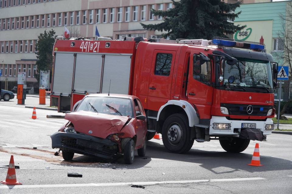 Wypadek na skrzyżowaniu Kaliskiej i Konopnickiej. Samochód osobowy zderzył się z autem strażaków