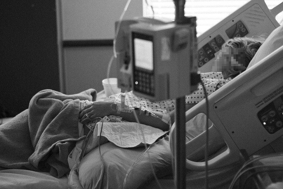 W szpitalu w Zgierzu zmarła kobieta zakażona koronawirusem. To pierwsza ofiara śmiertelna w województwie łódzkim