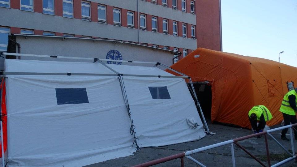 Przed łęczyckim szpitalem stanęły namioty do segregacji pacjentów