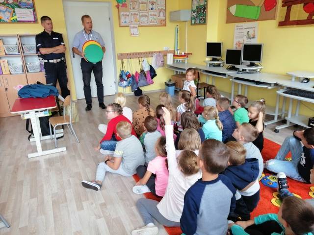 Policjanci edukowali uczniów z Topoli Królewskiej i Siedlca