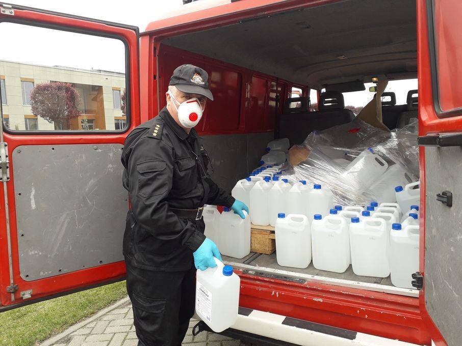 Strażacy z Łęczycy rozwieźli ponad 1800 litrów płynów di dezynfekcji