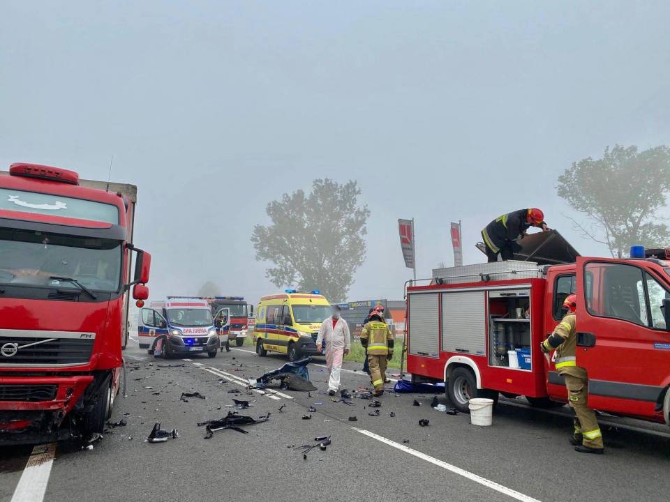 Koszmarny wypadek na krajowej "91" pod Łęczycą. Nie żyje mężczyzna, droga całkowicie zablokowana