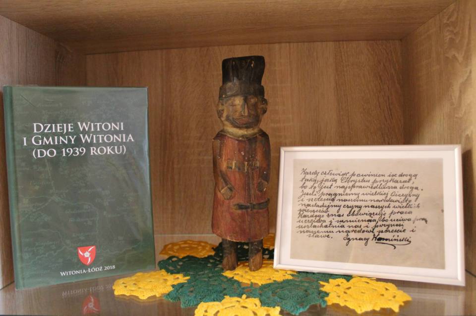 "Kropla historii z Witońskiej Ziemi" - rzeźba Ignacego Kamińskiego zagościła w Bibliotece Publicznej Gminy Witonia
