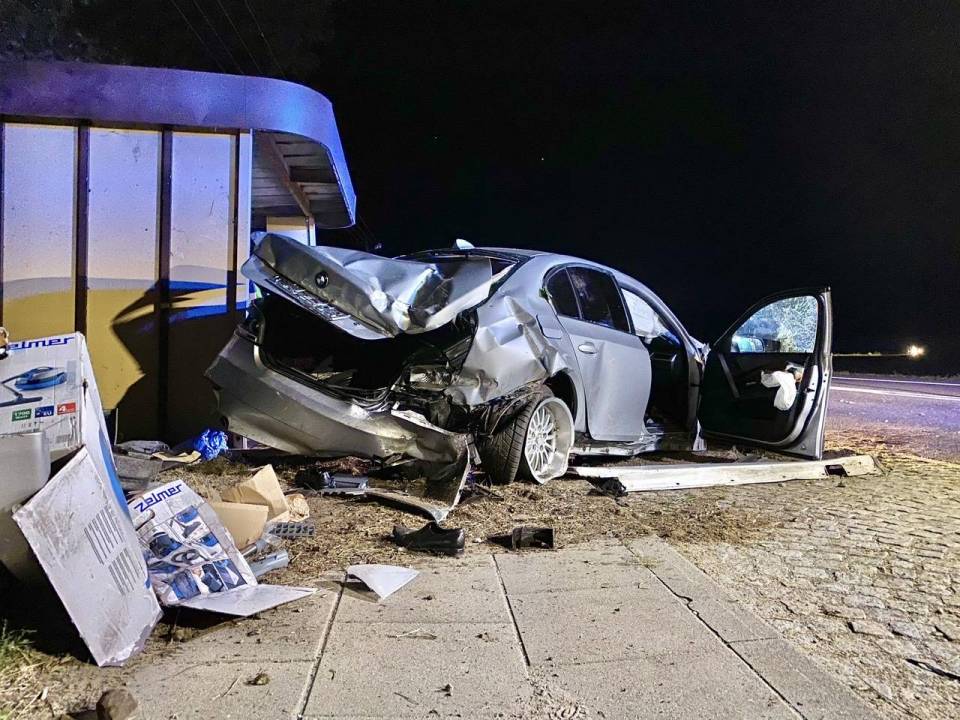 Pościg policyjny za pijanym kierowcą BMW. Auto rozbiło się o przystanek autobusowy