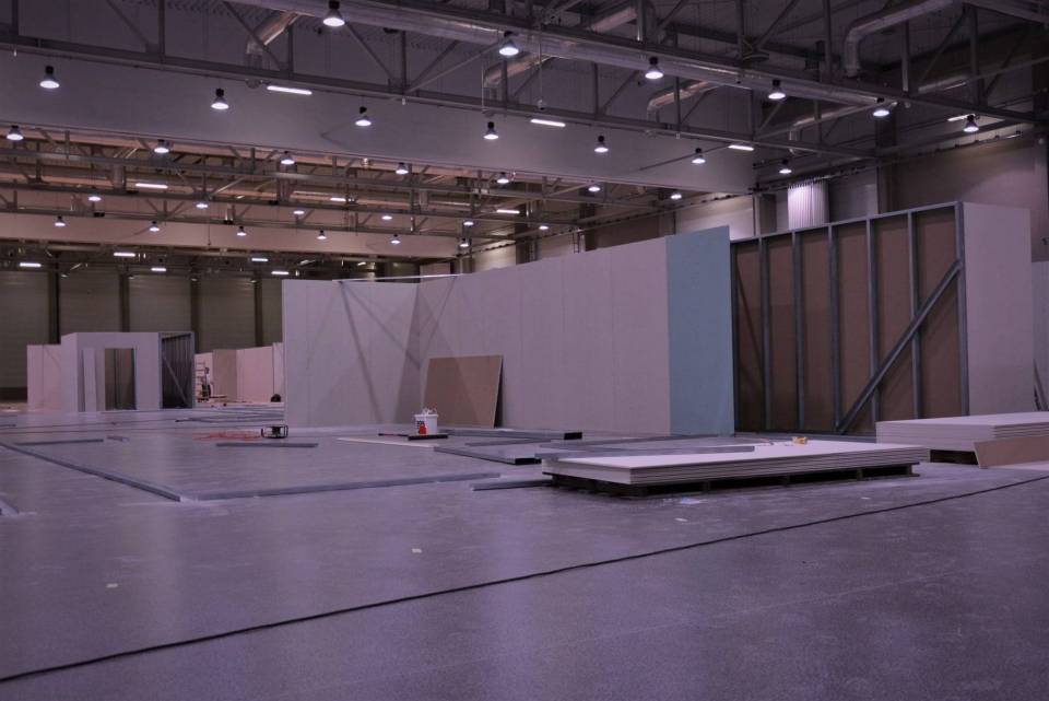 Budowa tymczasowego szpitala covidowego w hali Expo Łódź idzie pełną parą
