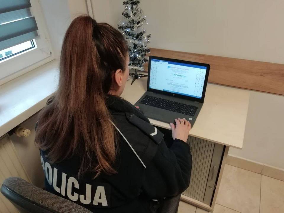Policjanci online edukowali uczniów Szkoły Podstawowej w Czernikowie