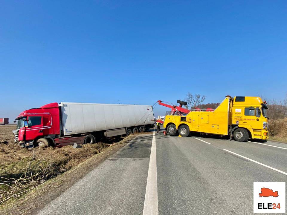 Trwa wyciąganie ciężarówki po nocnym wypadku w Ogrodzonej. Droga DK91 jest całkowicie zablokowana