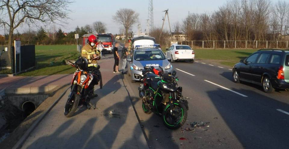 Niebezpieczny wypadek w miejscowości Leszcze. Cztery rozbite pojazdy, w tym trzy motocykle