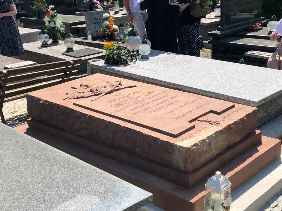 Odnowiono grób posterunkowego Mariana Antczaka. Na łęczyckim cmentarzu odbyła się uroczystość upamiętniająca poległego na służbie funkcjonariusza