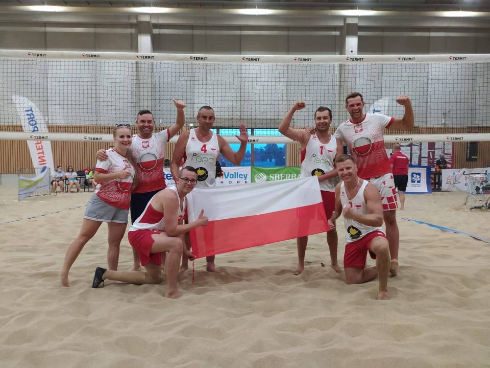 Sukces reprezentacji Polski osób niepełnosprawnych w siatkówce plażowej. Trenerem kadry jest Piotr Janiak