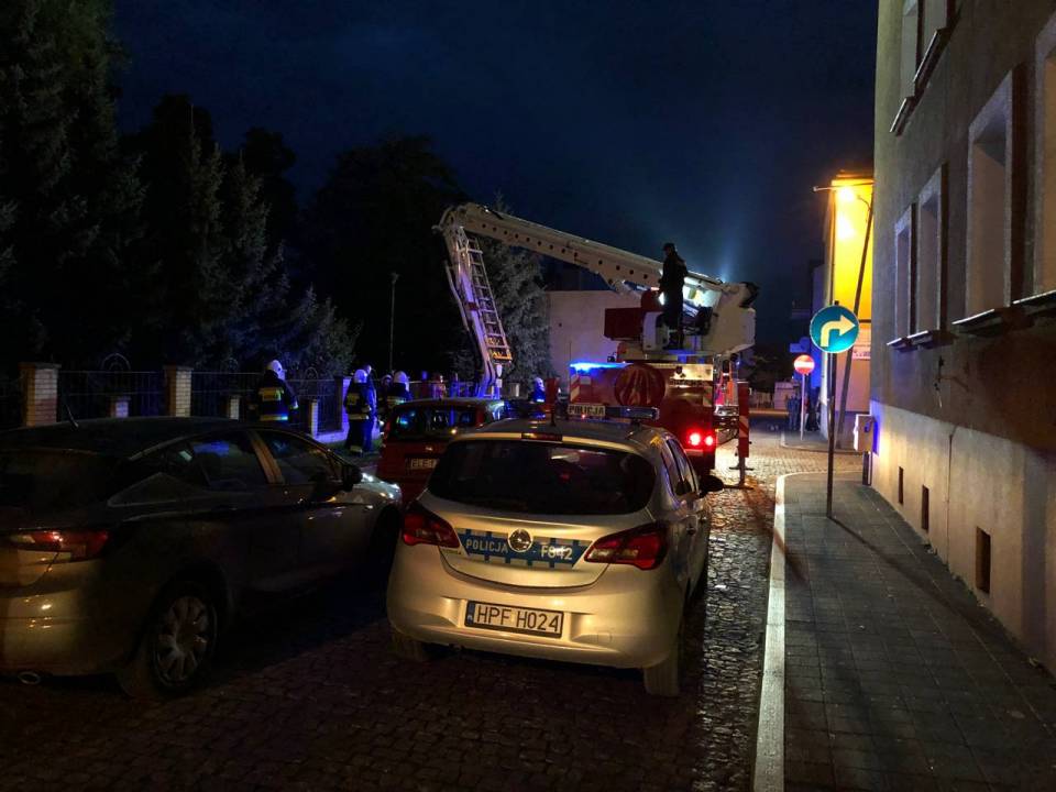 Poszukiwany ukrywał się w Łęczycy?! Duża akcja służb, mundurowi na podnośniku wybili szybę w oknie