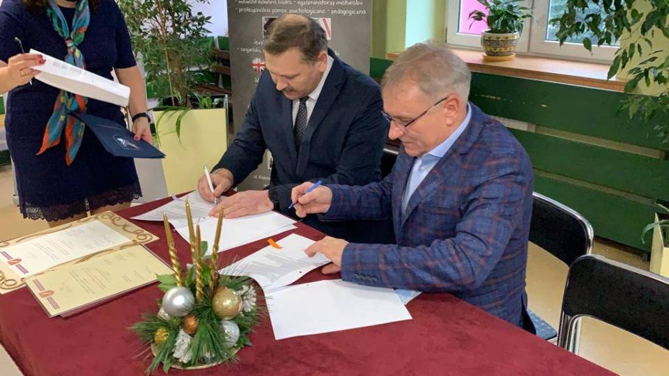 Koluszki: Budynek Szkoły Podstawowej nr 2 i I Liceum Ogólnokształcącego zostanie rozbudowany. Podpisano umowę, akt erekcyjny i wbito pierwszą łopatę