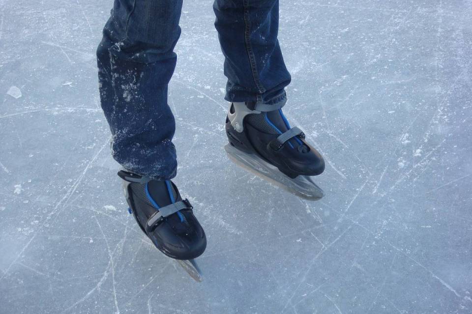 ice-skating-705185_1280
