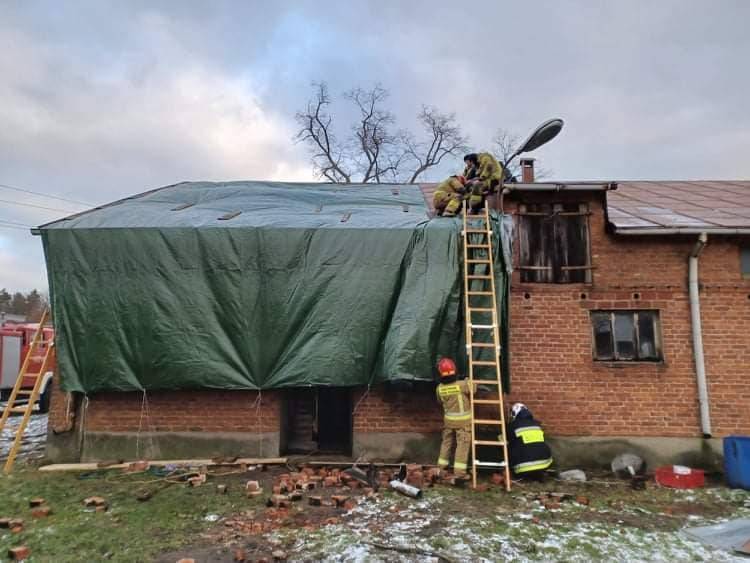 Kilkadziesiąt zerwanych i uszkodzonych dachów. Strażacy z powiatu łęczyckiego podali najnowsze statystyki