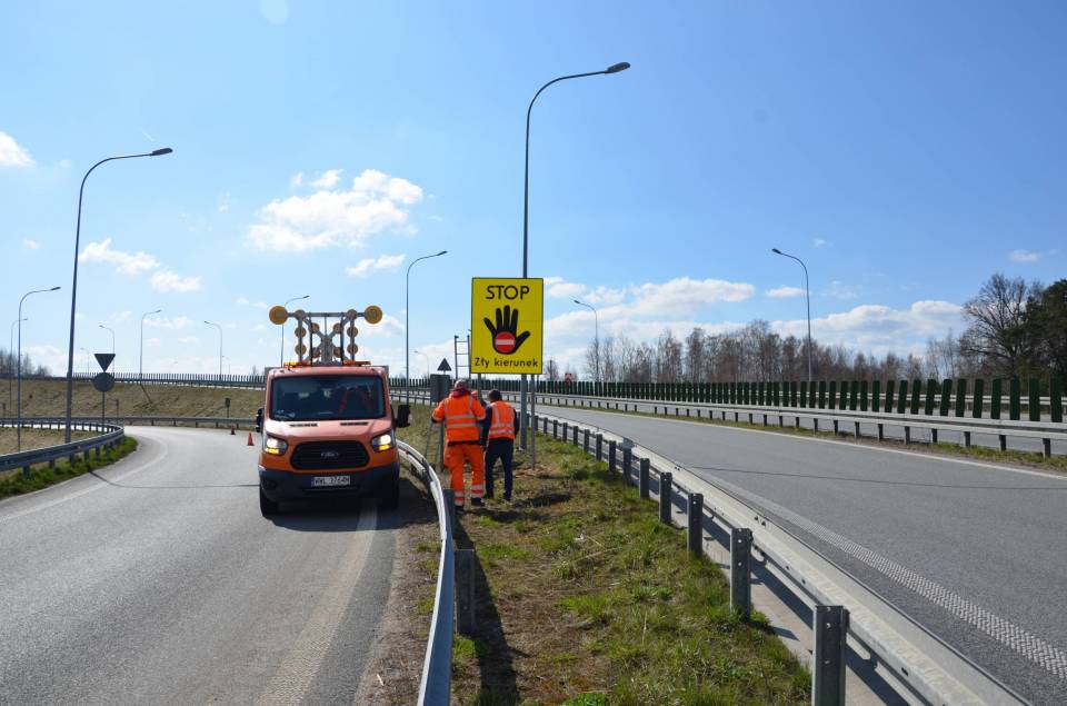 GDDKiA zamontowało na autostradach i "eskach" Łódzkiego jaskrawe tablice! O czym informują kierowców?