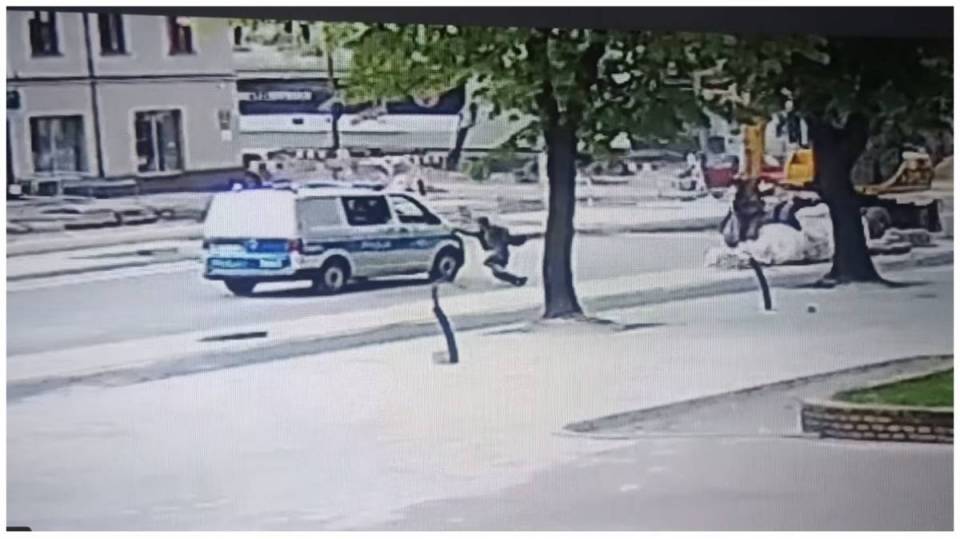 Pabianice: Wpadł wprost pod radiowóz na Zamkowej! 38-latek wydmuchał 4 promile! [Wideo]