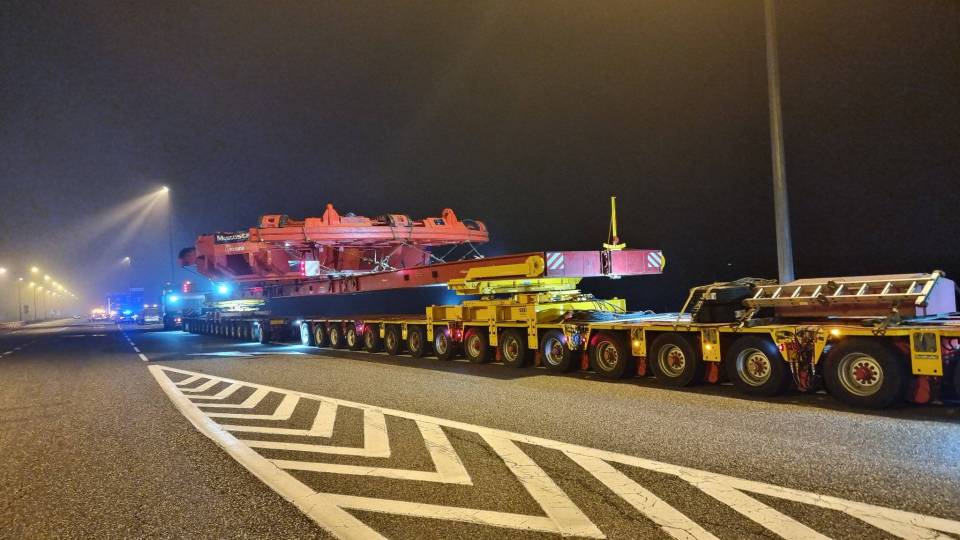 Konwój gigant wjeżdża do Łódzkiego! Blokady na A1 i S8. Sprawdź, gdzie wystąpią utrudnienia [Mapa, wideo]