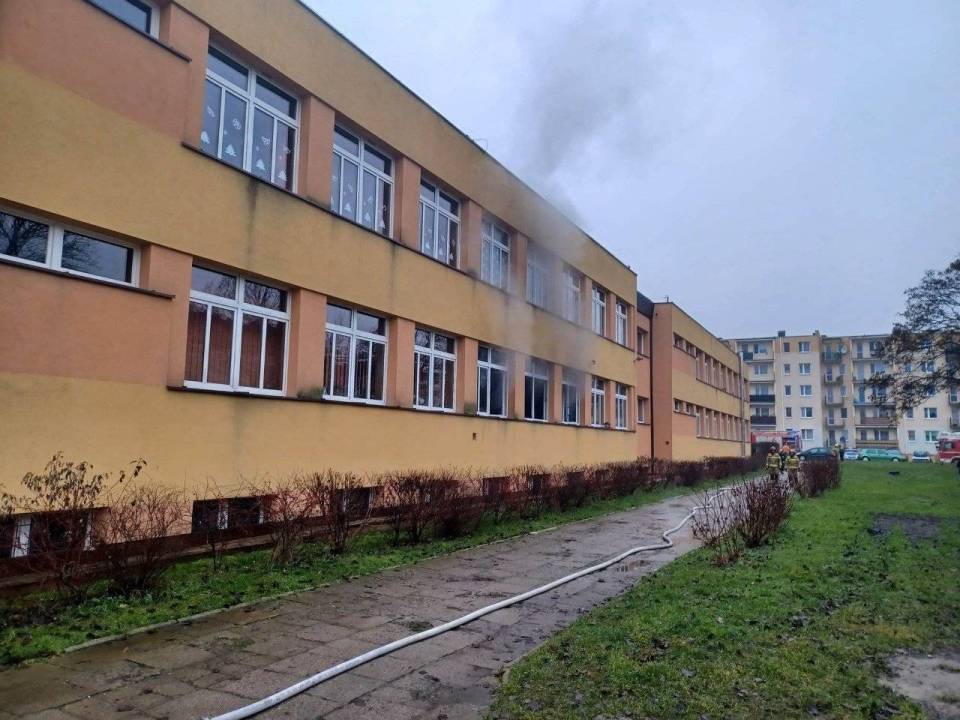 Pożar w Szkole Podstawowej nr 4 w Łęczycy. Nauczyciele i uczniowie ewakuowali się z budynku