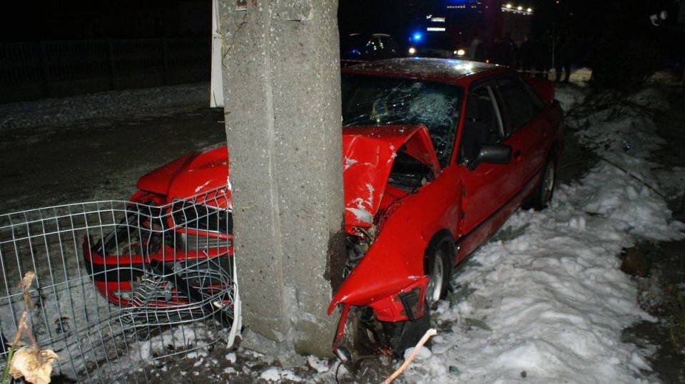 Wypadek w Daszynie, auto rozbiło się o słup. Kierowca był pijany