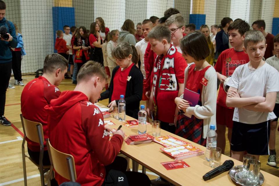 Piłkarze Widzewa Łódź spotkali się z uczniami Szkoły Podstawowej w Wilczkowicach