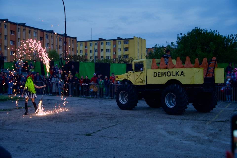 Pokazy kierowców i kaskaderów oraz efekty pirotechniczne. Za nami Monster Truck Show w Łęczycy