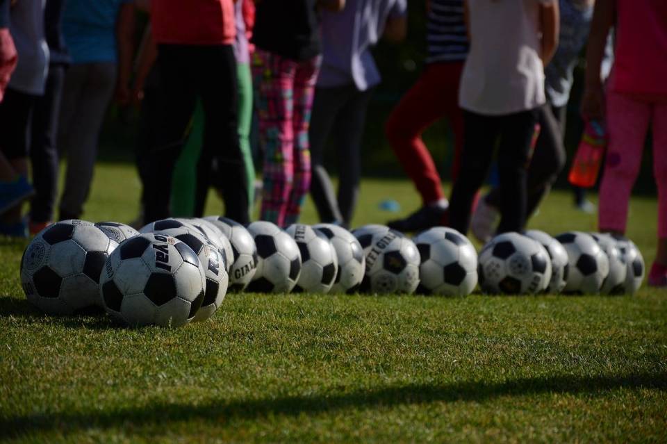 Piłkarskie święto na Stadionie Miejskim w Łęczycy. Zaplanowano sportowe zmagania i moc atrakcji