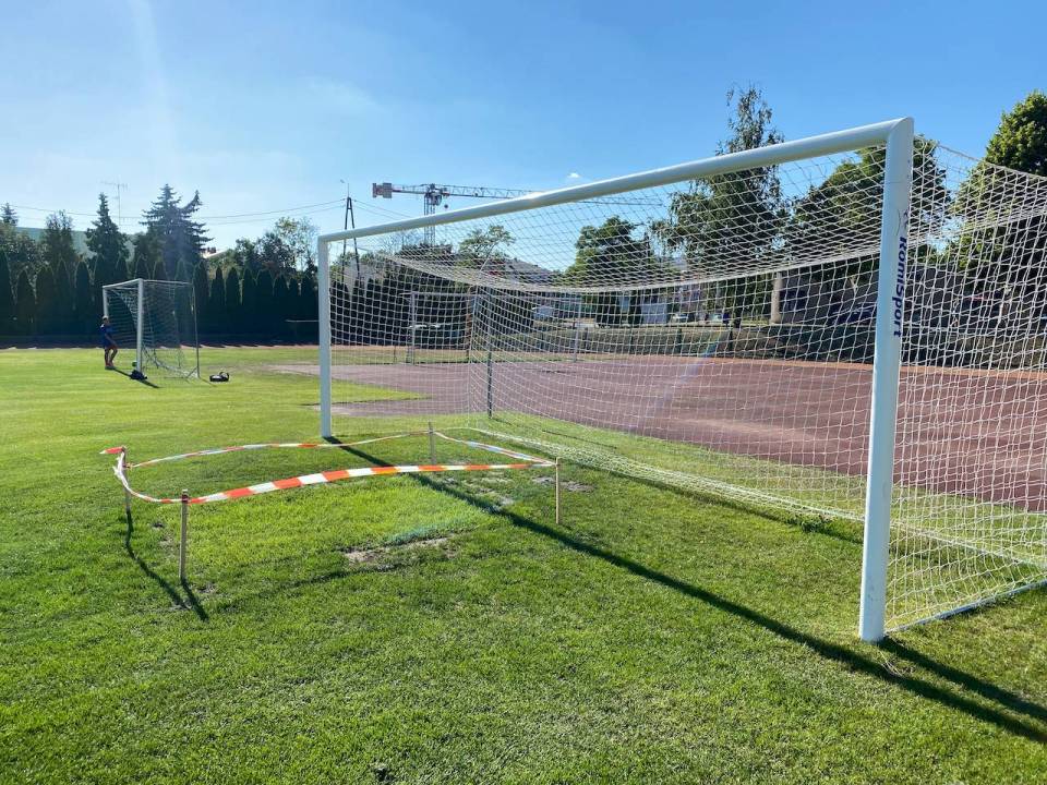 Murawa na Stadionie Miejskim będzie w lepszym stanie? Trwają prace pielęgnacyjne