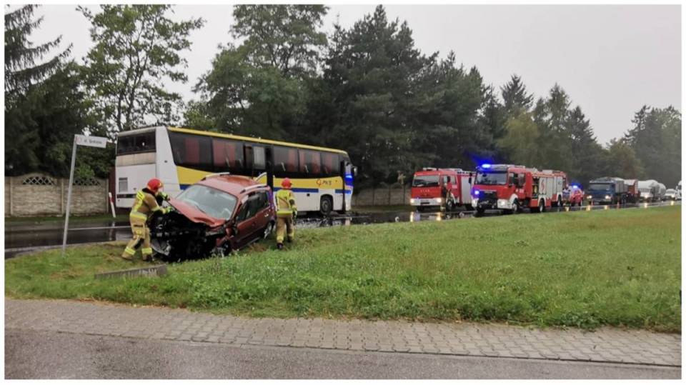 Kolizja szkolnego autobusu z osobowym renault! Autobusem podróżowało 20 dzieci [Foto]