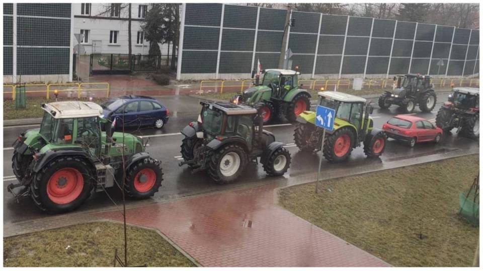 Blisko trzysta maszyn w strajku rolników w Łęczycy. Traktory blokują DK 91. Jak przebiega protest?