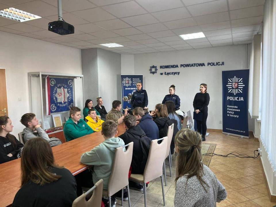 Uczniowie z powiatu łęczyckiego poznali tajniki pracy w policji