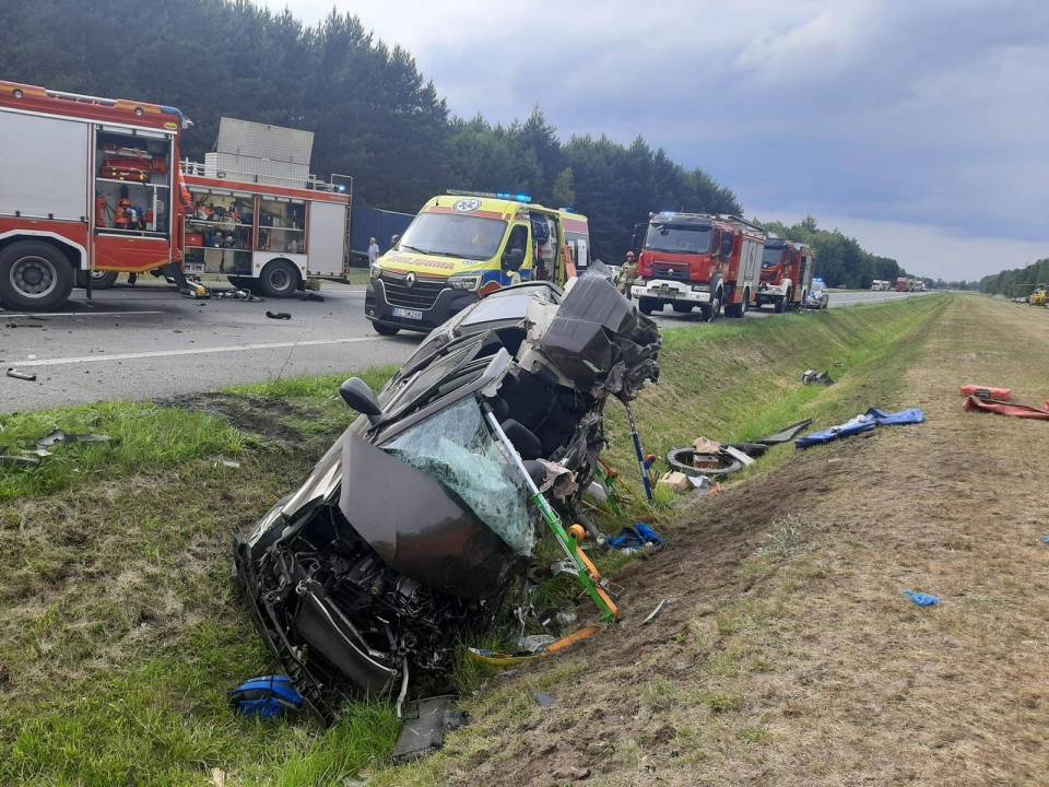 Tragedia na drodze Łowicz - Skierniewice. Kilka osób nie żyje, inne są ranne