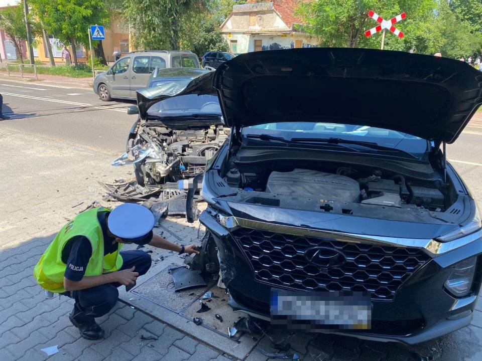 Groźny wypadek na Kaliskiej, na miejscu wszystkie służby ratunkowe. Dzieci trafiły do szpitala