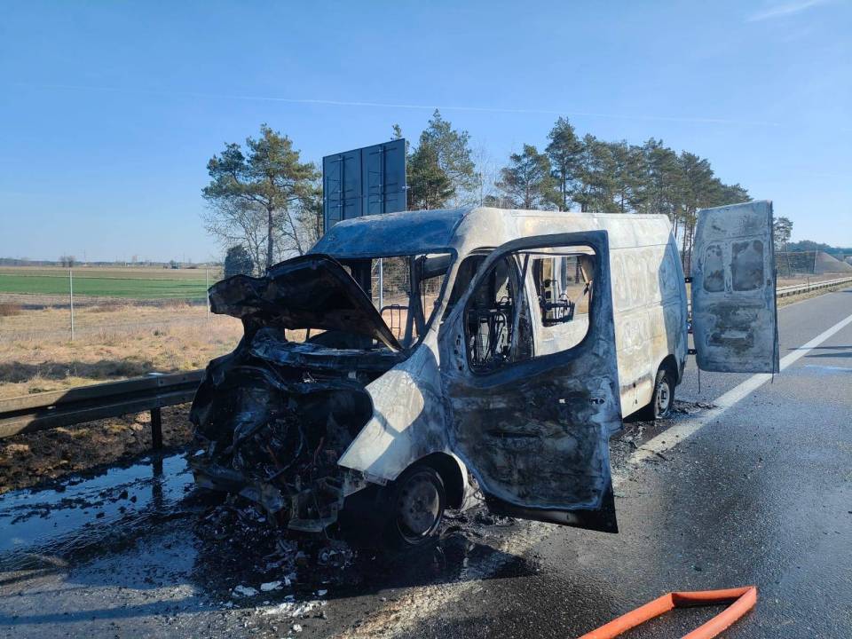 Kilka zastępów straży pożarnej na autostradzie A2. Spłonął samochód dostawczy