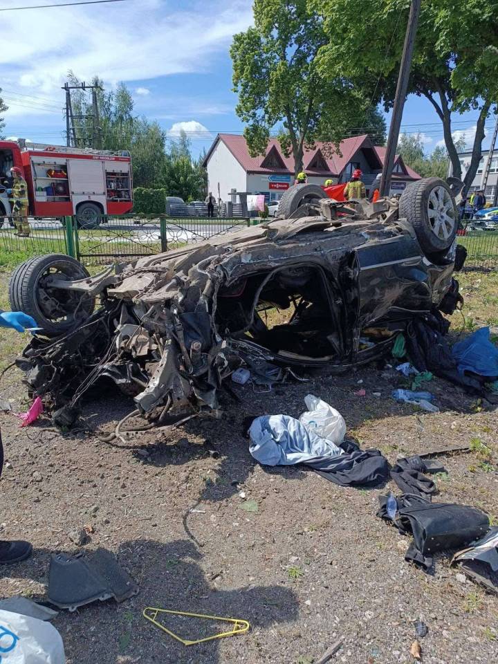 Tragiczny wypadek pod Wróblewem. Samochód dachował i uderzył w drzewo – kierowca nie żyje