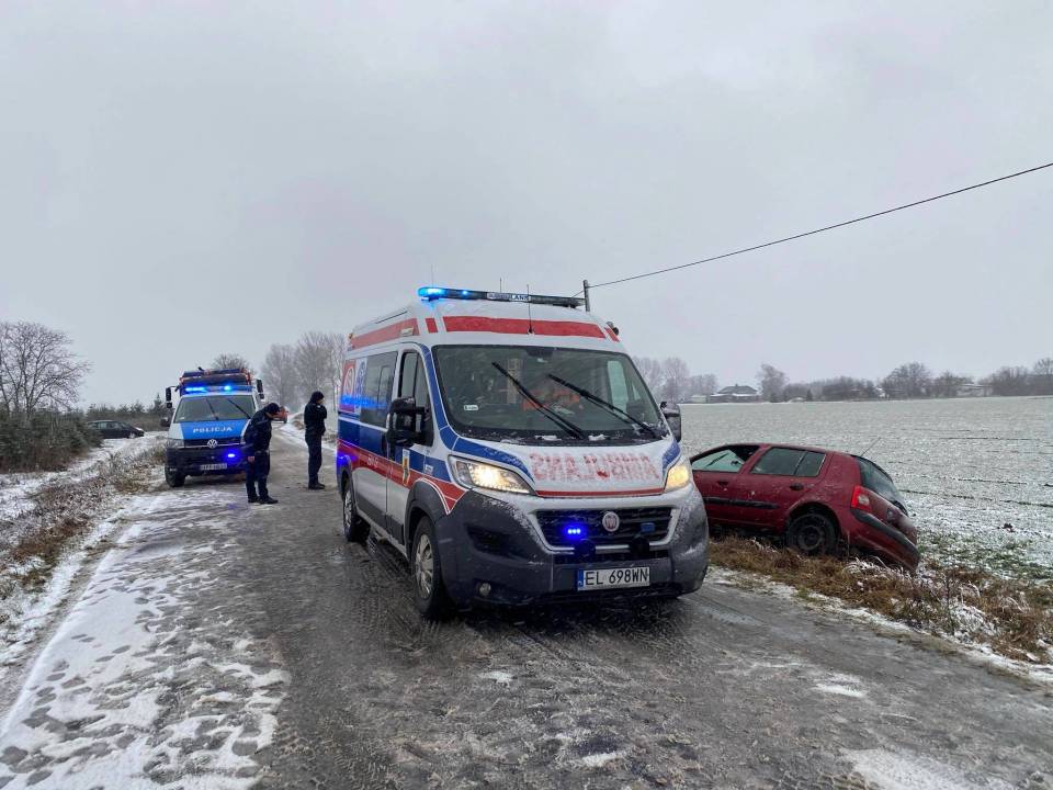 [ZDJĘCIA] Wypadek w Jarochówku, wśród poszkodowanych matka z 3-letnim dzieckiem. Na miejscu 5 zastępów straży pożarnej