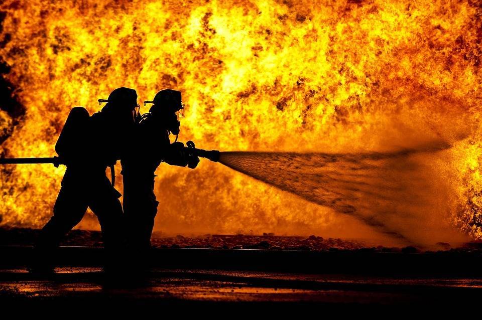 Duży pożar w Sławnie, strażacy apelują o niewychodzenie z domów