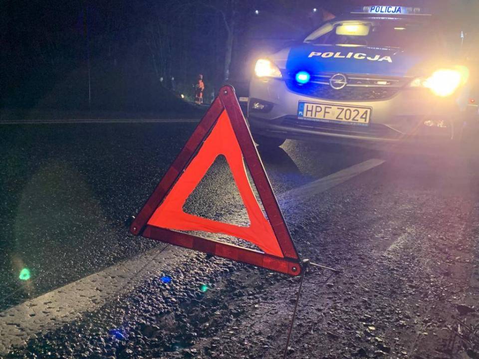 Tragedia na obwodnicy Krośniewic. Samochód wypadł z drogi i dachował, nie żyje kierowca